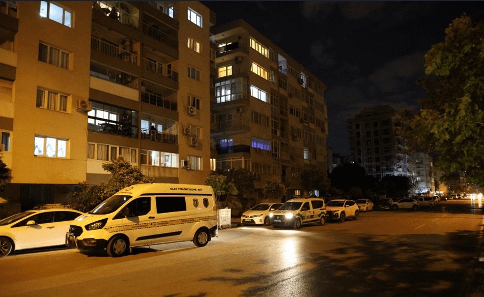 İzmir'de İsmail A., tartıştığı 46 yaşındaki oğlu Kemal A.'yı bıçaklayarak