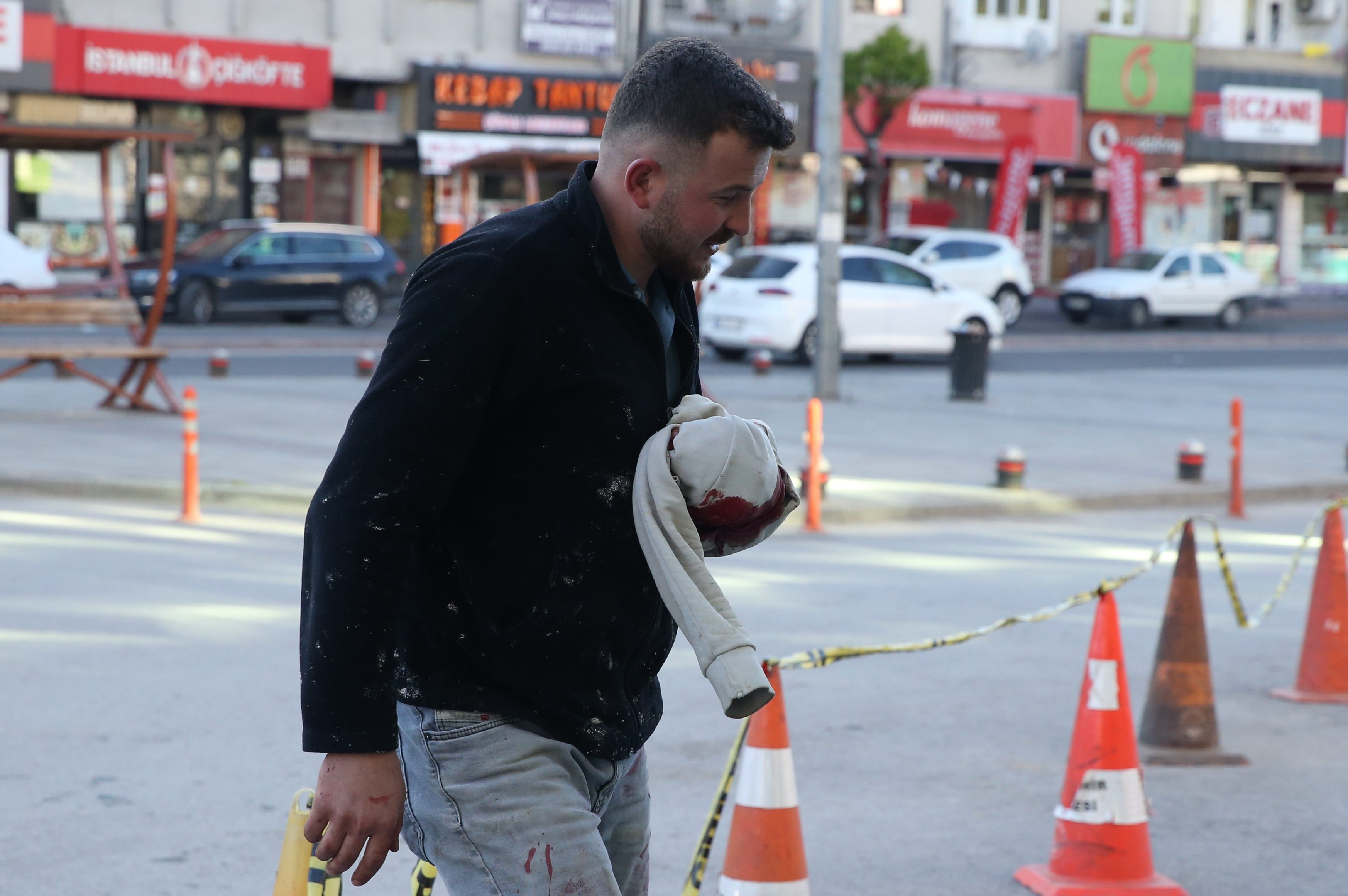 Kurban kesimi sırasında acemi kasaplar yine kendilerini yaralayarak acil servislerin