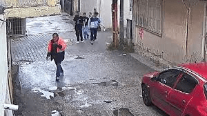 Adana'da sokaklarda yaşayan Aziz Coşkun (52), tartıştığı kimliği belirsiz 3