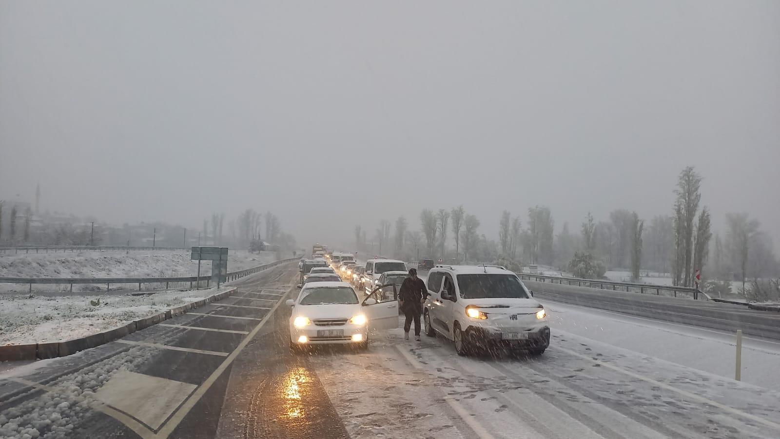 Afyonkarahisar'da öğleden sonra bastıran kar yağışı hayatı olumsuz etkiledi. Sandıklı