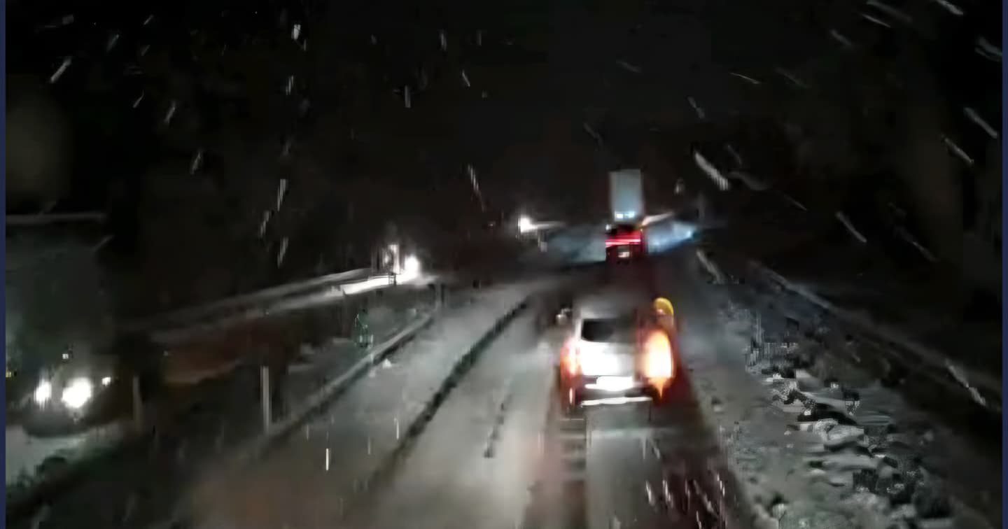 Afyonkarahisar'da kar yağışı, bazı yollarda trafikte aksamaya neden oldu. Ulaştırma