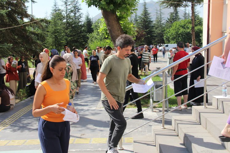 Millî Eğitim Bakanlığı Akademi Giriş Sınavı (2026-MEB-AGS) için heyecanlı bekleyiş