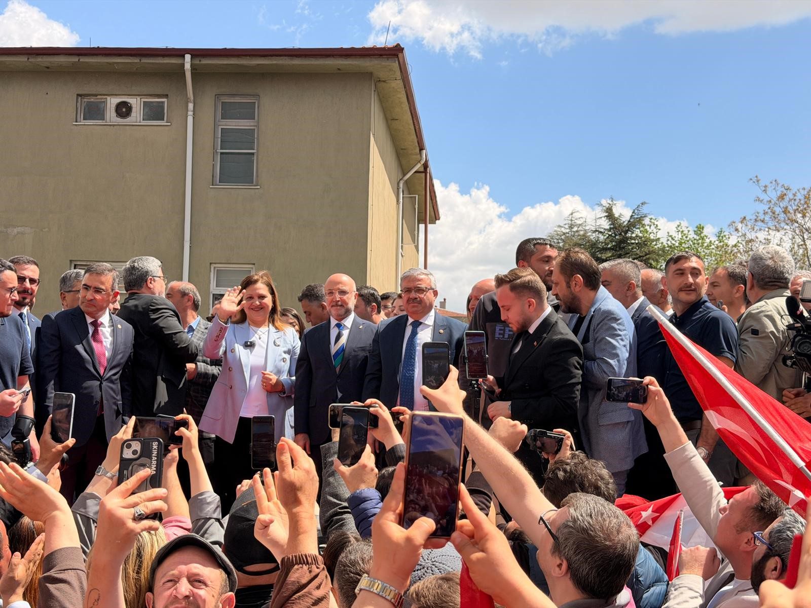 CHP'den istifa ederek AK Parti'ye katılan Afyonkarahisar Belediye Başkanı Burcu