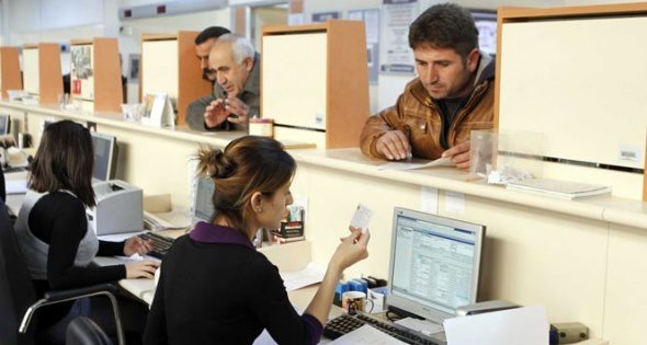 Bayram öncesinde özel işlerini ve resmi işlemlerini halletmek isteyen vatandaşlar,