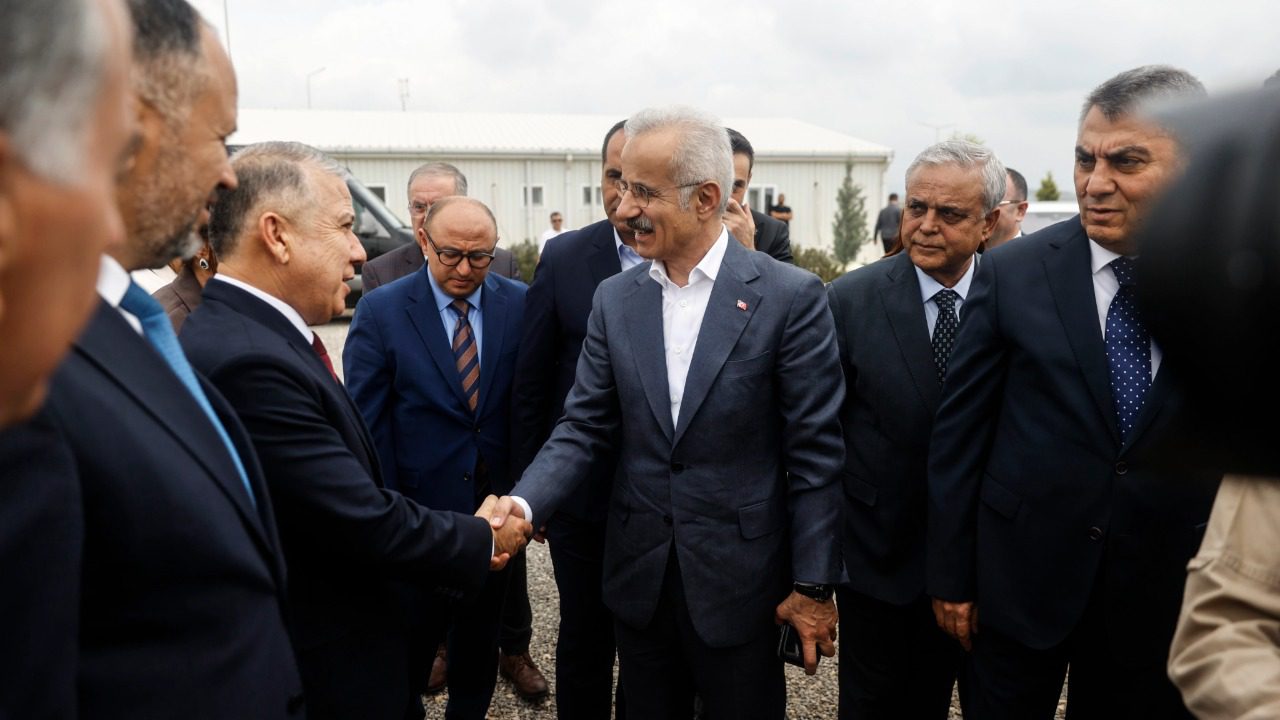 Ulaştırma ve Altyapı Bakanı Abdulkadir Uraloğlu, Çeşmeli-Kızkalesi Otoyolu'nun tamamlanmasıyla mevcut