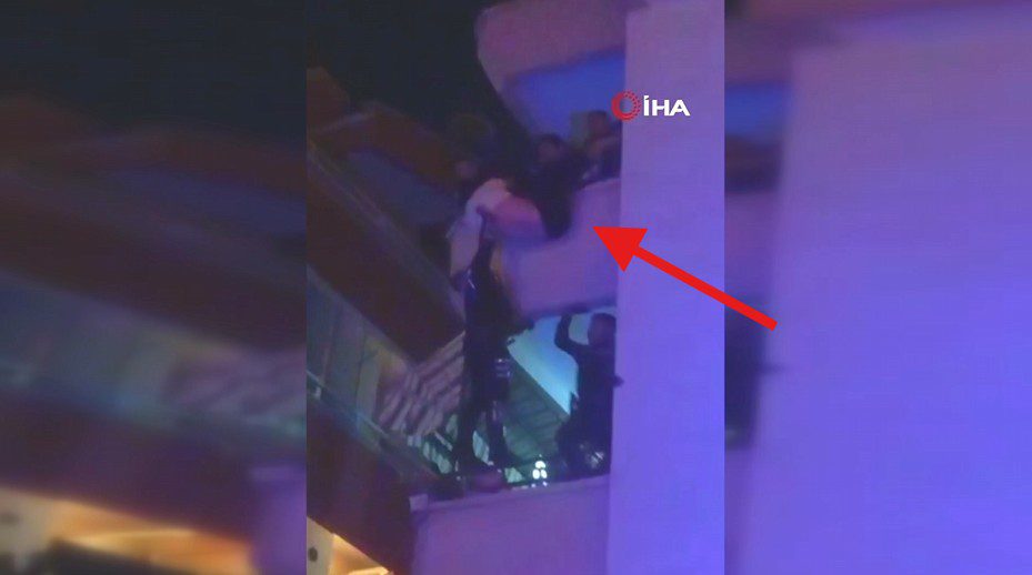 Ankara'nın Çankaya ilçesinde apartman balkonundan aşağı sarkan şahıs, polis ekiplerinin