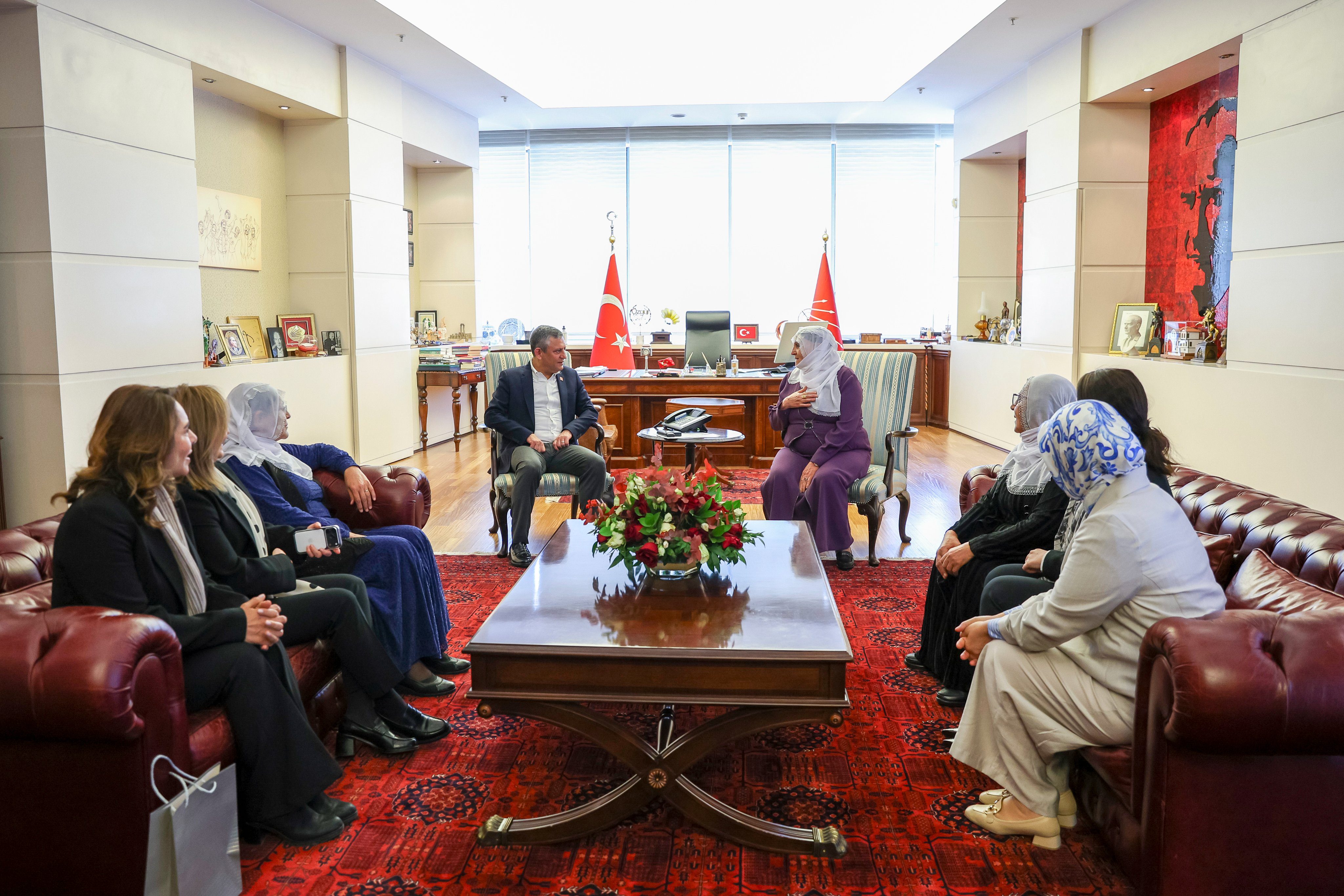 Barış Anneleri, siyasi partilere ziyaret turu kapsamında Cumhuriyet Halk Partisi