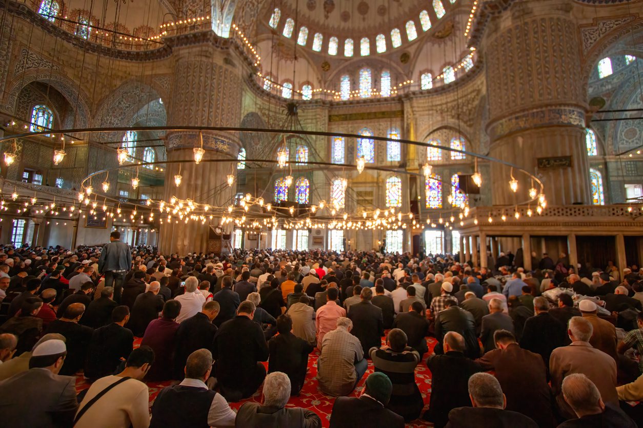 Bayram namazı, cemaatle omuz omuza saf tutarak eda edilen, bayram