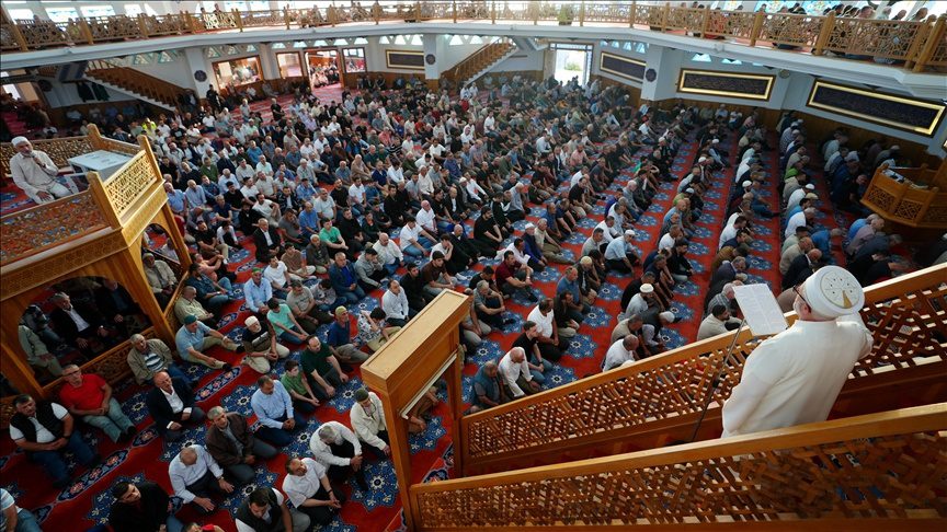 Bayram namazı saati, arefe gününün gelmesiyle birlikte milyonlarca kişi tarafından