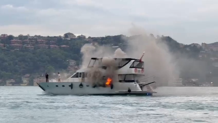 Beşiktaş, Bebek sahili açıklarında seyir halinde bulunan tur teknesinde çıkan