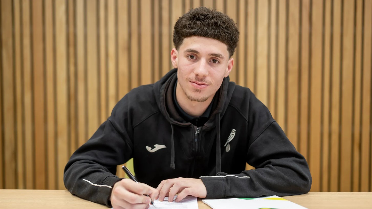 İngiltere Championship takımlarından Norwich City'nin 21 yaş altı takımında forma