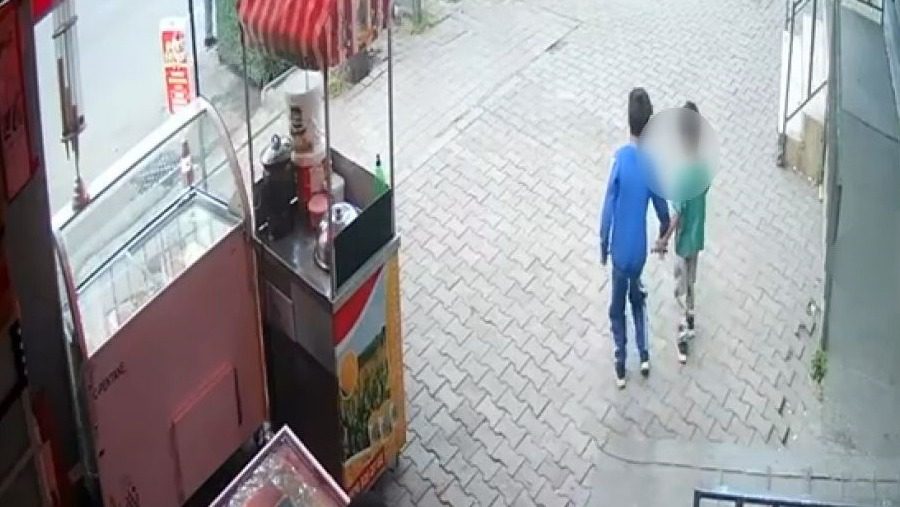 Esenler’de iki çocuk, sokakta bulunan kediye bıçakla zarar verdi. Bunun