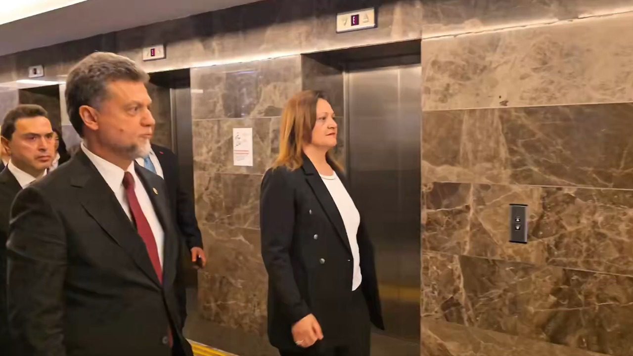 Afyonkarahisar Belediye Başkanı Burcu Köksal, AK Parti rozetini takmak üzere