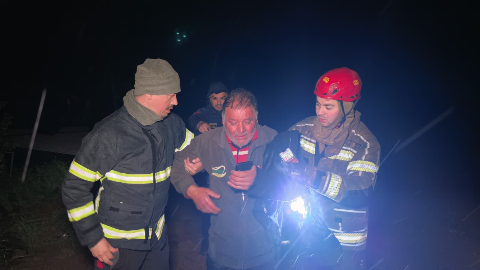 Bursa’nın İnegöl ilçesinde sağanak yağış sonrası derenin taşmasıyla küçükbaş hayvan