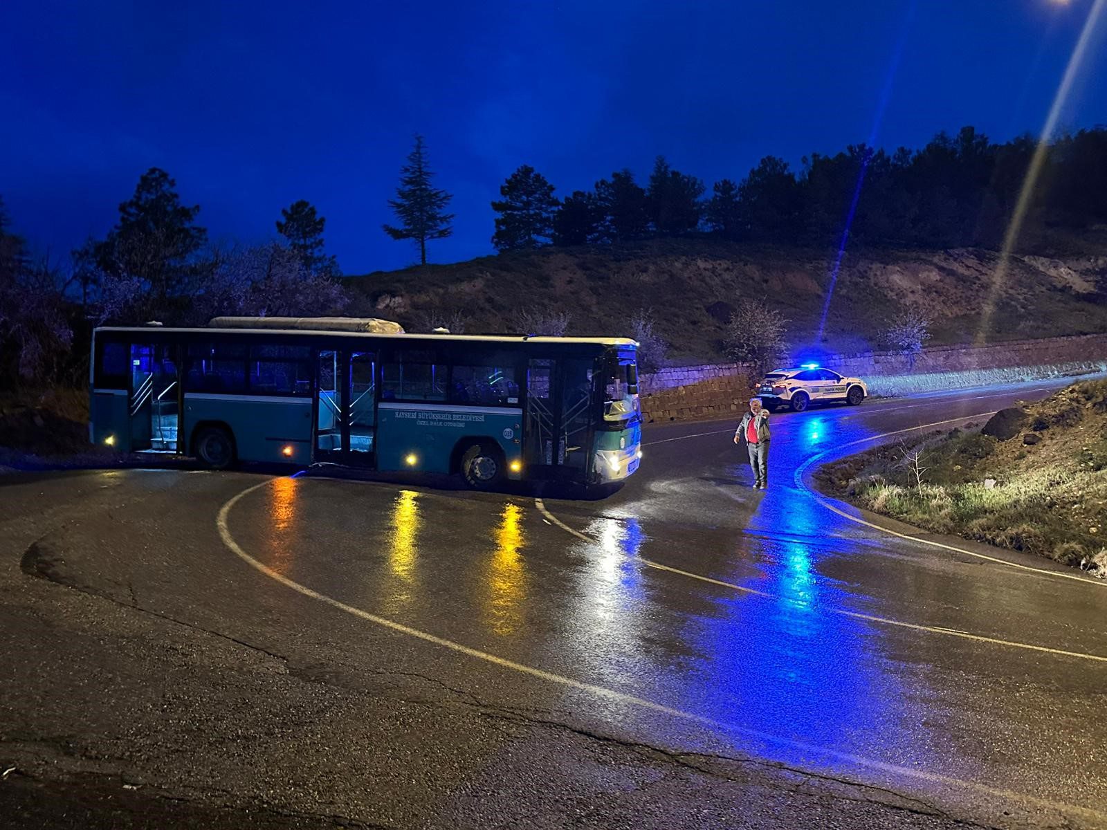 Kayseri’de alkollü ve ehliyetsiz T.Ç., duraktan çaldığı özel halk otobüsüyle