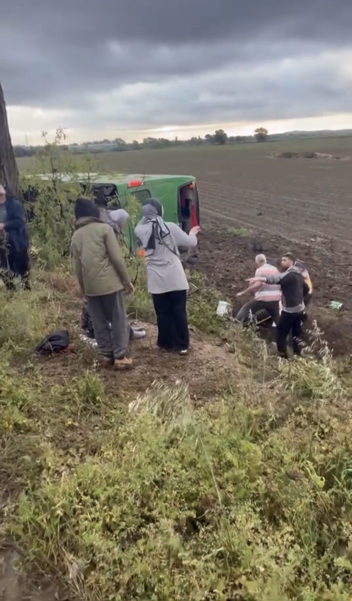 Çanakkale'nin Biga ilçesinde bir otobüs devrildi. Kazada çok sayıda kişinin