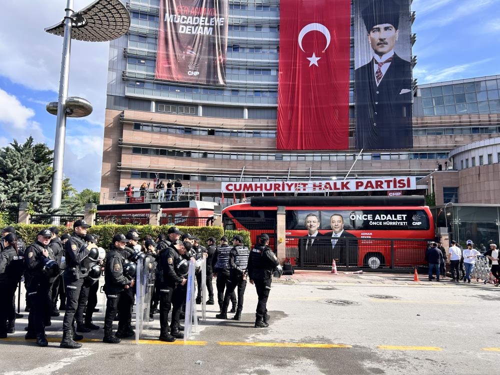 CHP Grup Başkanı Özgür Özel, CHP Genel Merkezi önündeki gerginliği
