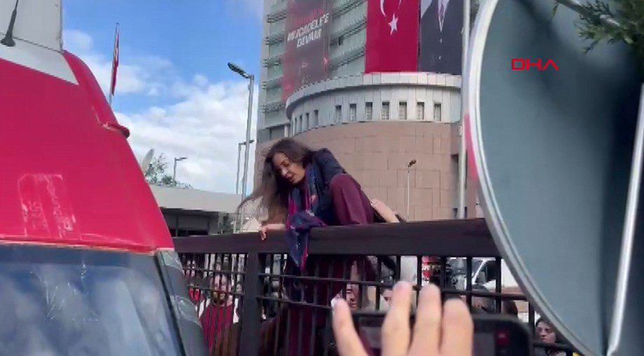CHP Genel Merkezi'ndeki tahliye gerginliği sırasında Bursa Milletvekili Nurhayat Altaca