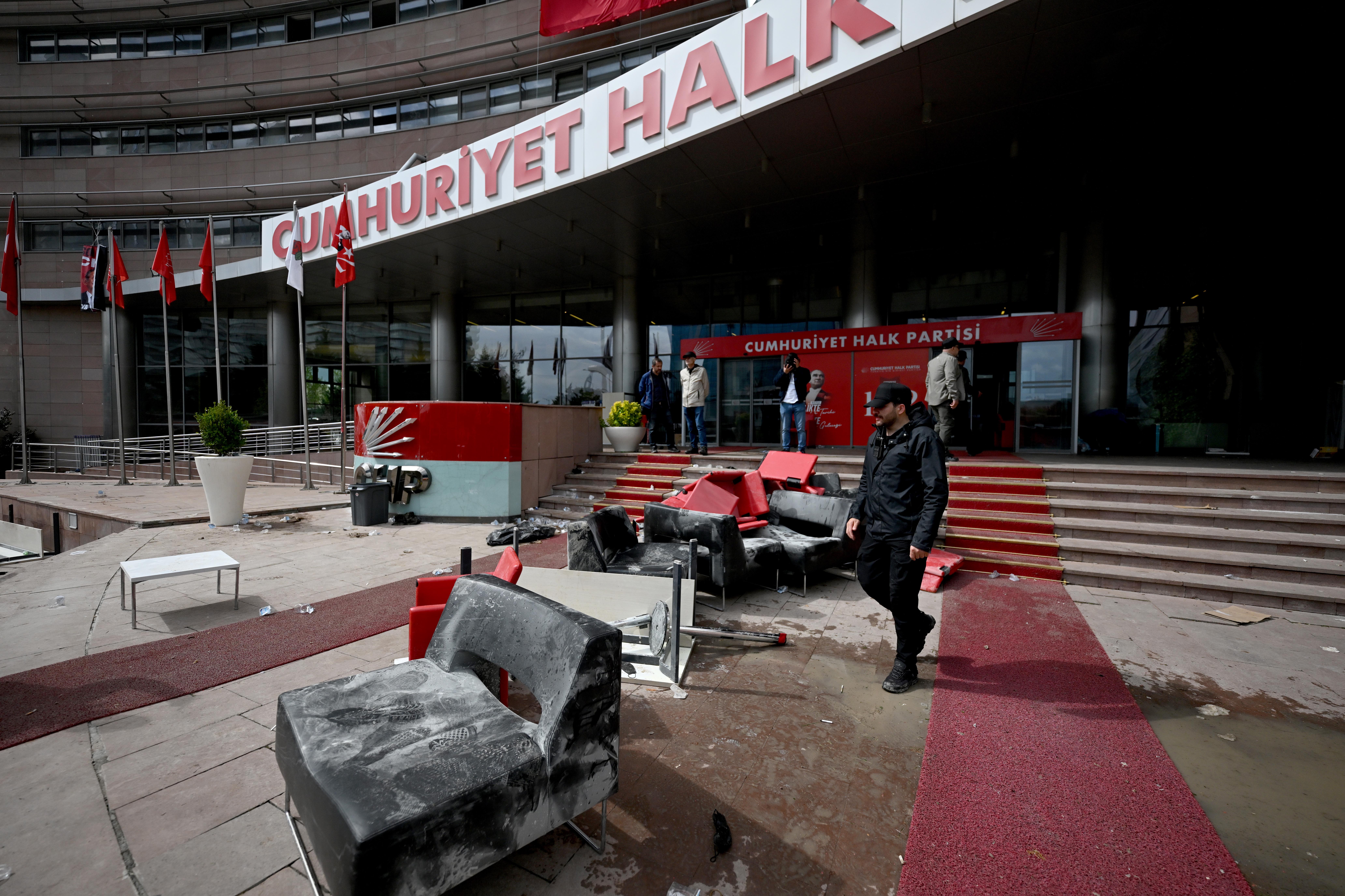 CHP mutlak butlan kararı sonrası CHP Genel Merkezi polis tarafından