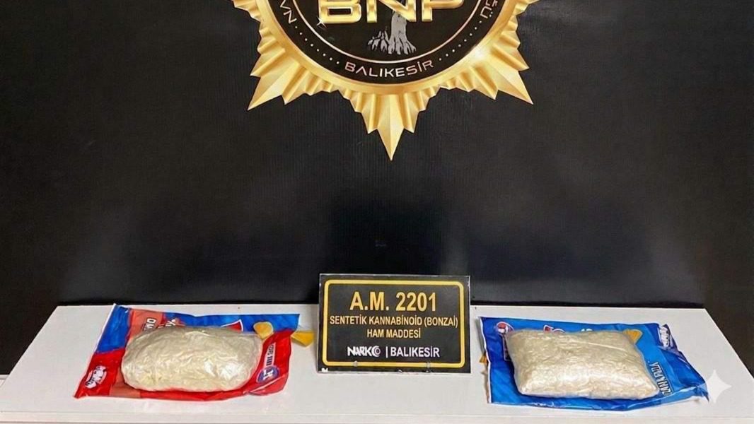 Balıkesir'de polis ekipleri, şüphe üzerine durdurdukları otomobilde cips paketlerine gizlenmiş