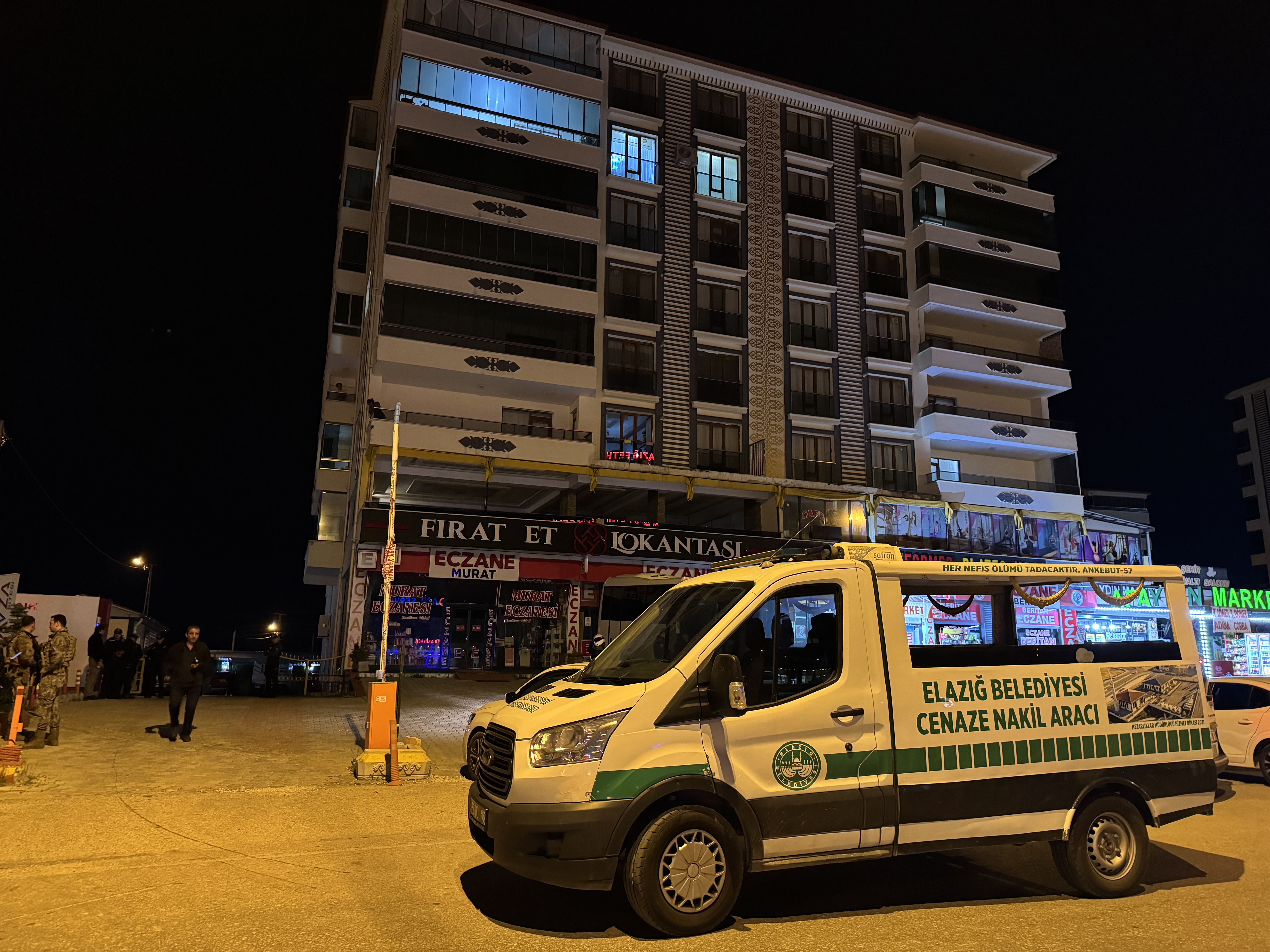 Elazığ'da Murat Ç. isimli kişi, tartıştığı eşini 4 yaşındaki çocuğunun