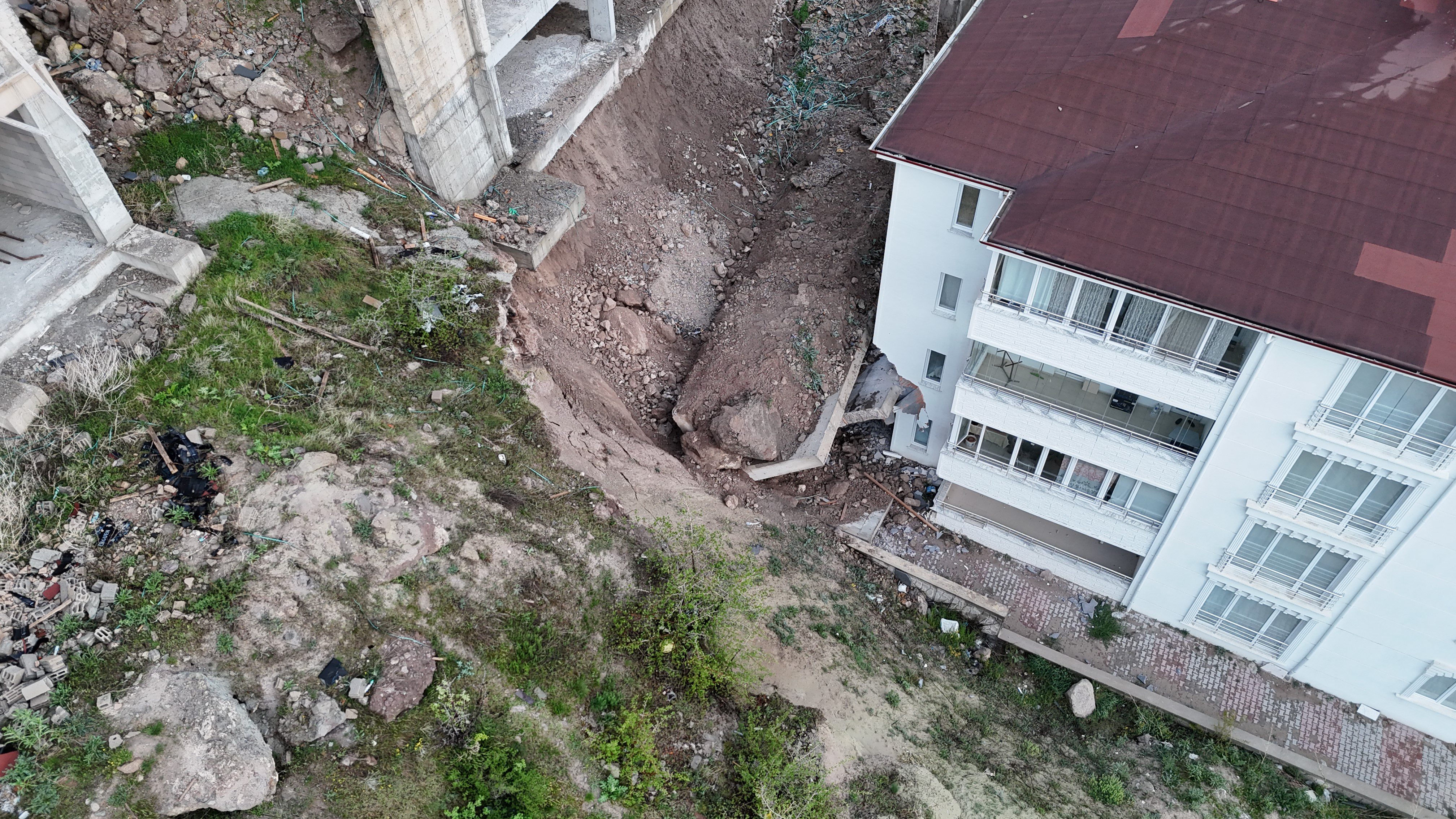 Nevşehir’de inşaatı devam eden bir apartmana ait istinat duvarının çökmesi