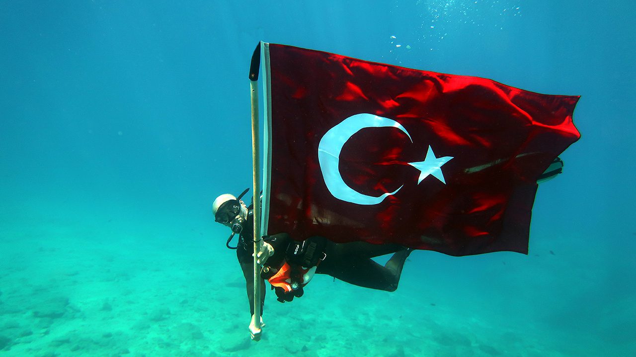 Muğla Fethiye'de dalgıçlar, deniz dibinde Türk bayrağı açarak 19 Mayıs