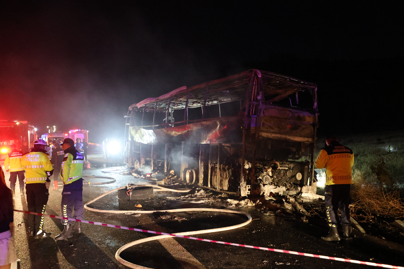 Denizli Sarayköy'de 37 yolcu ve 3 görevliyi taşıyan otobüs bariyerlere