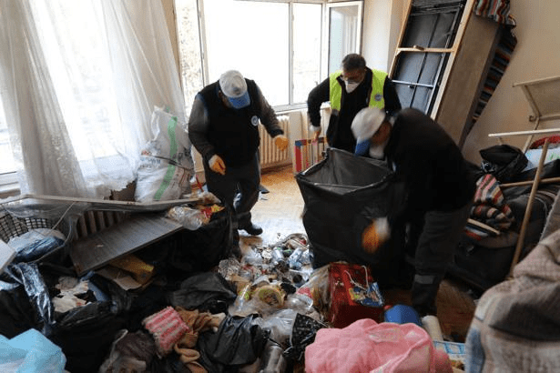 Eskişehir’de komşuların kötü koku geldiği gerekçesiyle şikayette bulunduğu evden, 5