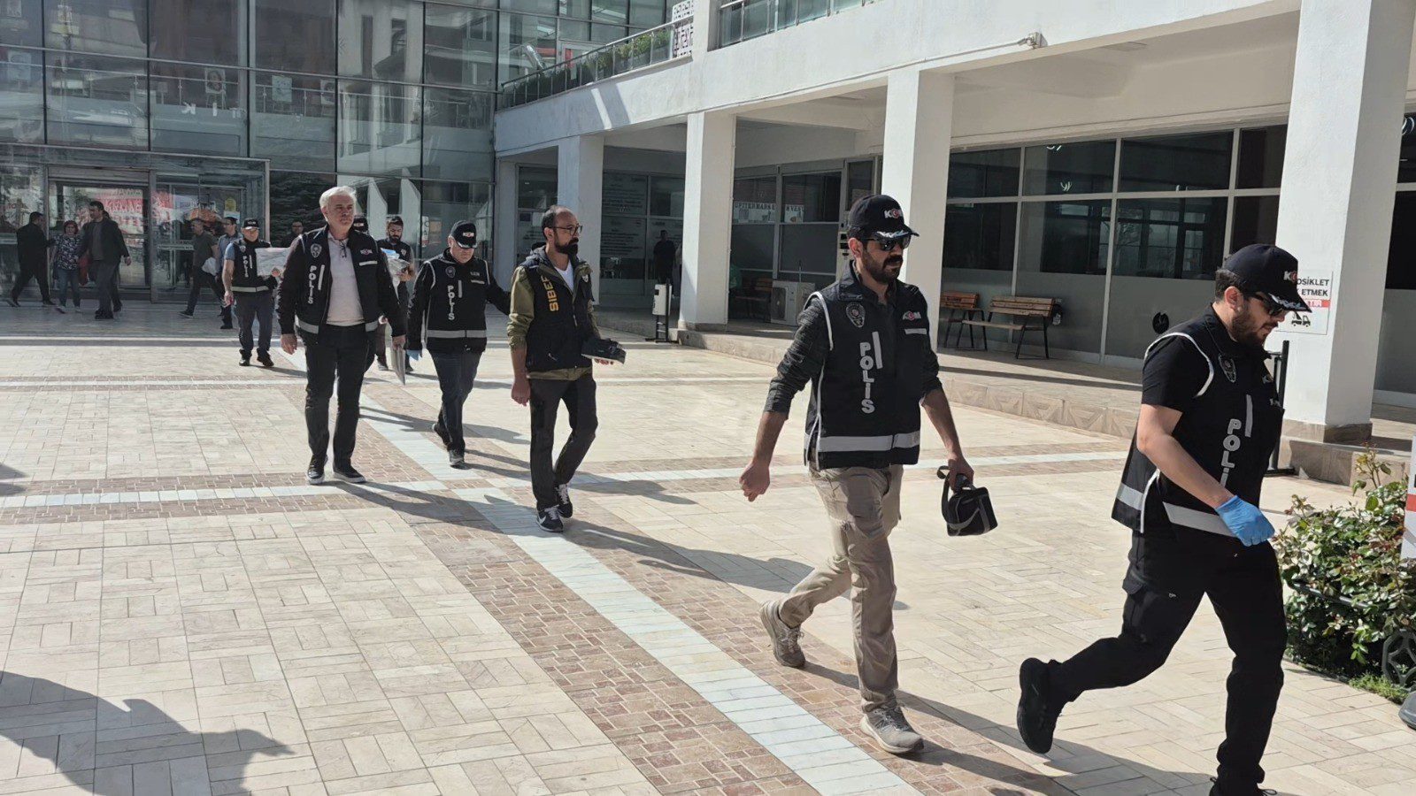 CHP'li Eskişehir Tepebaşı Belediyesi'ne yönelik gerçekleştirilen yolsuzluk operasyonunda 20 belediye