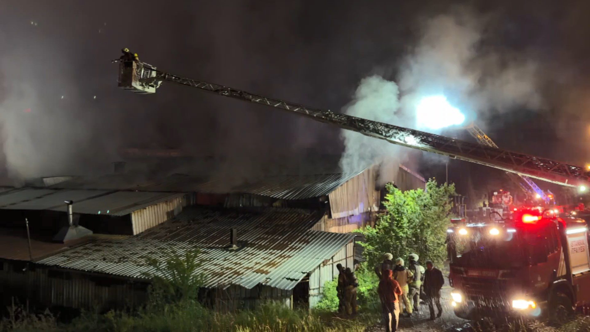 Arnavutköy’de bir fabrikada çıkan ve çevredeki yapılara sıçrayan yangına çok