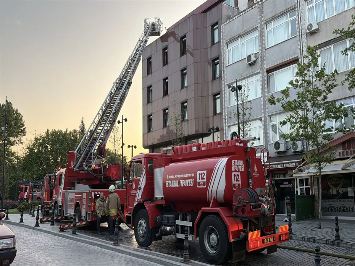 İstanbul'un Fatih ilçesinde dört katlı otelde çıkan yangında bir kişi