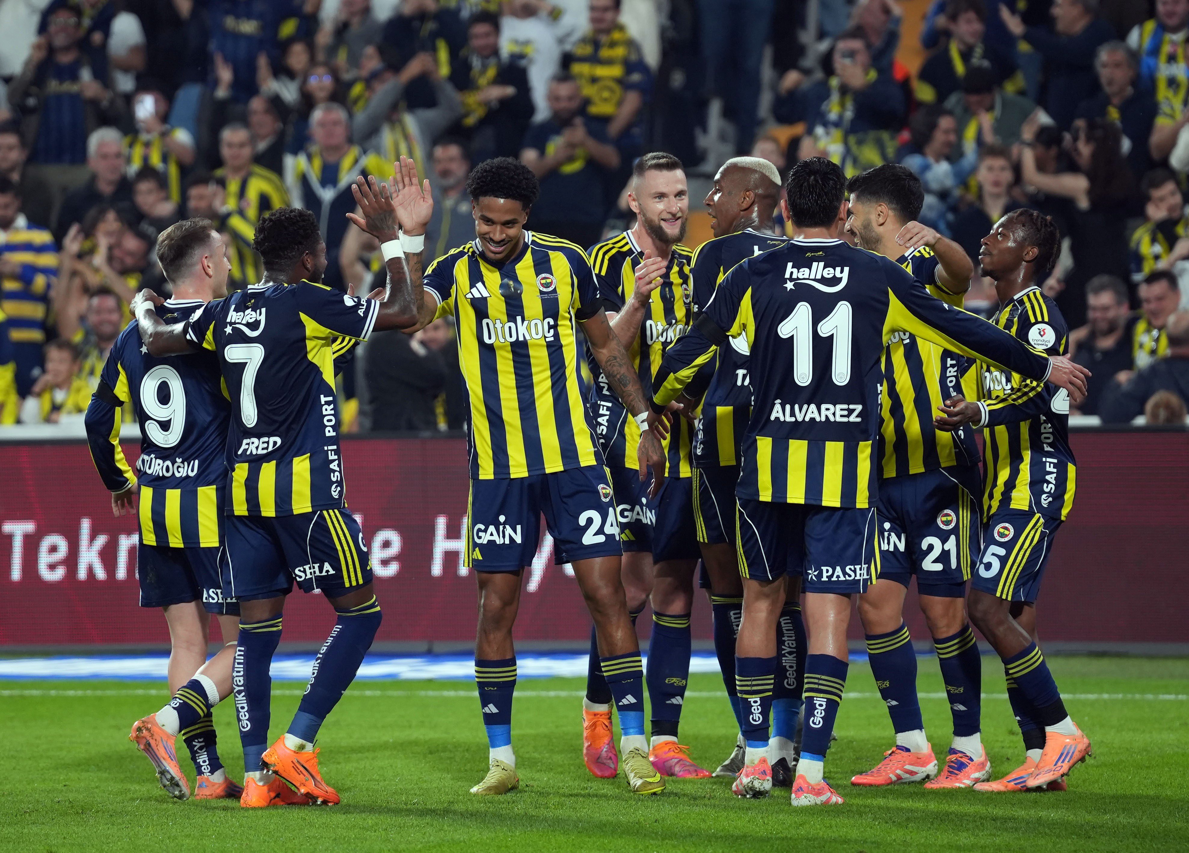 Kadıköy'de ağırladığı Başakşehir'i mağlup eden Fenerbahçe'de taraftarlar bir futbolcuya tepki