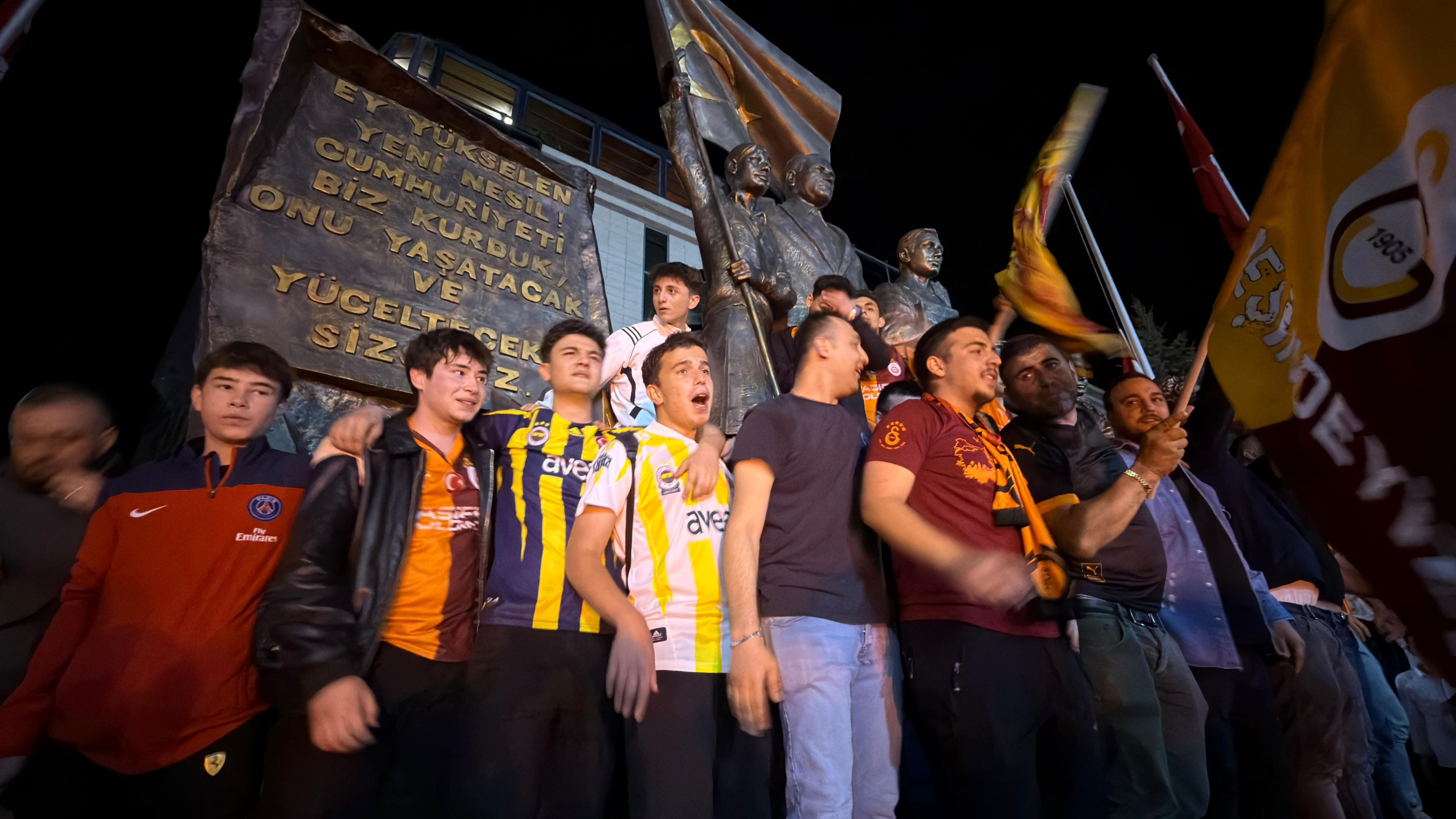 Galatasaray’ın şampiyonluğunu ilan etmesinin ardından sokaklara çıkan taraftarlar kutlama yaparken,