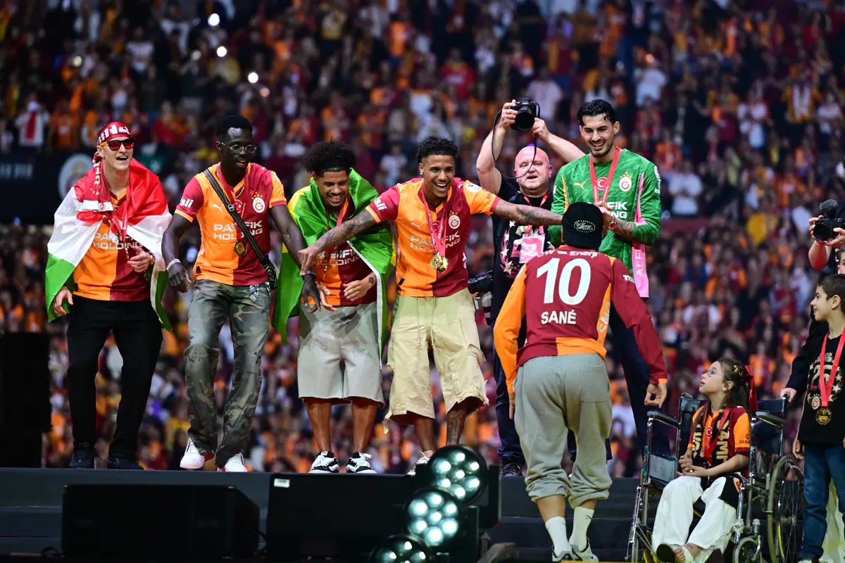 Galatasaraylı futbolcular ve taraftarlar şampiyonluğu kutladı. Sarı kırmızılılar şampiyonluk kupasını