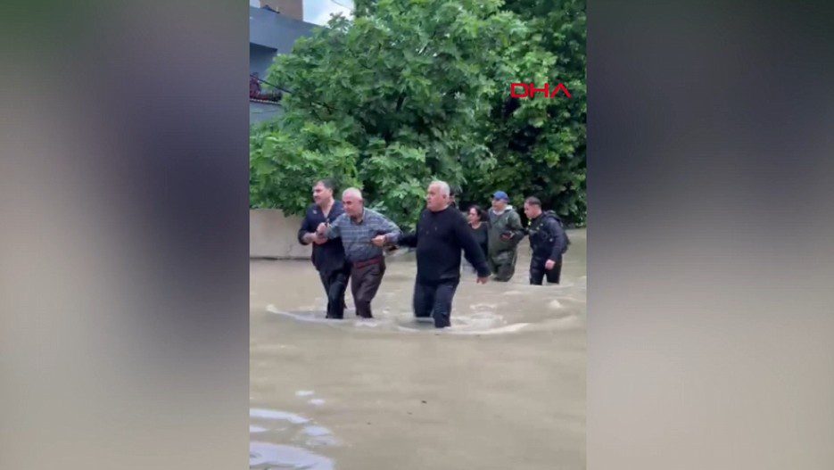 Hatay'da etkili olan sağanak nedeniyle Antakya, Defne ve Reyhanlı ilçelerinde
