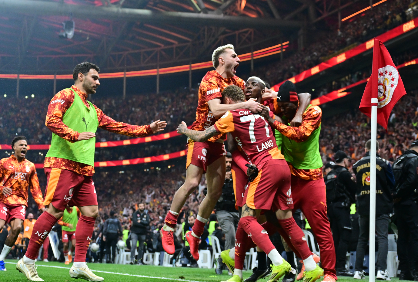 Günün spor sayfalarında, spor gündeminden en yeni gelişmeler ve transfer