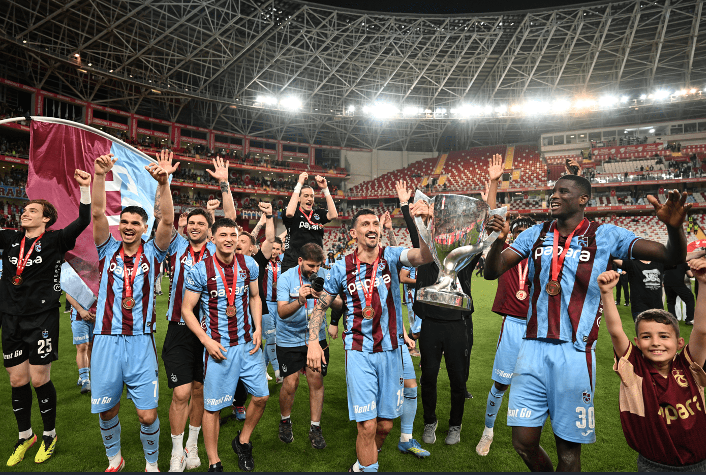Günün spor sayfalarında, spor gündeminden en yeni gelişmeler ve transfer