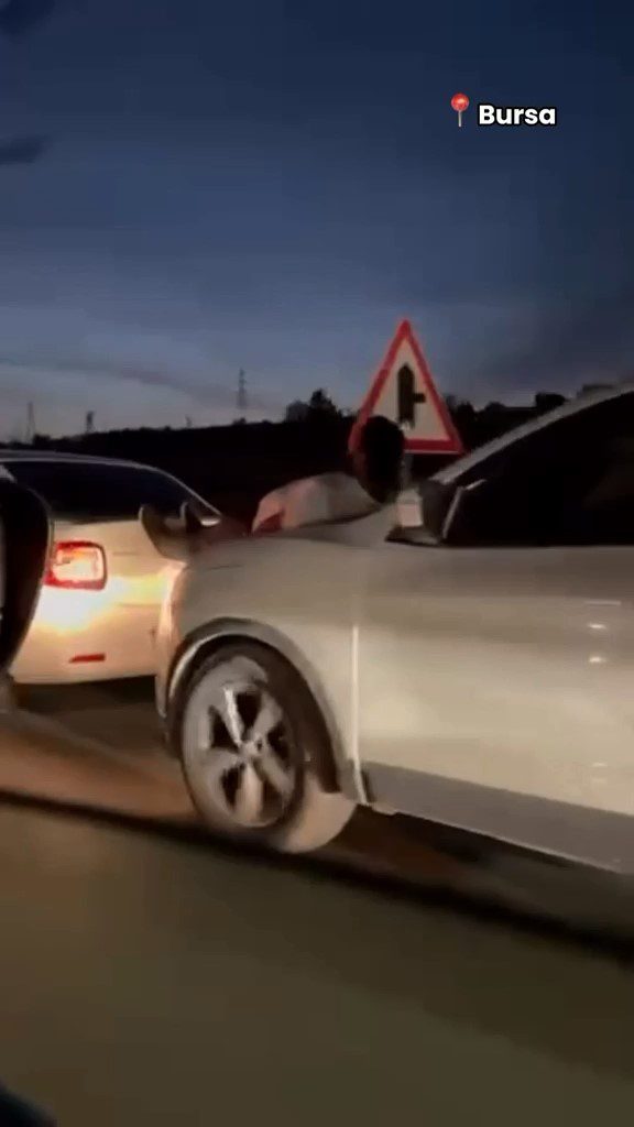Bursa'da yolda kalan aracı çekmek isteyen bir vatandaş, halat bulamayınca