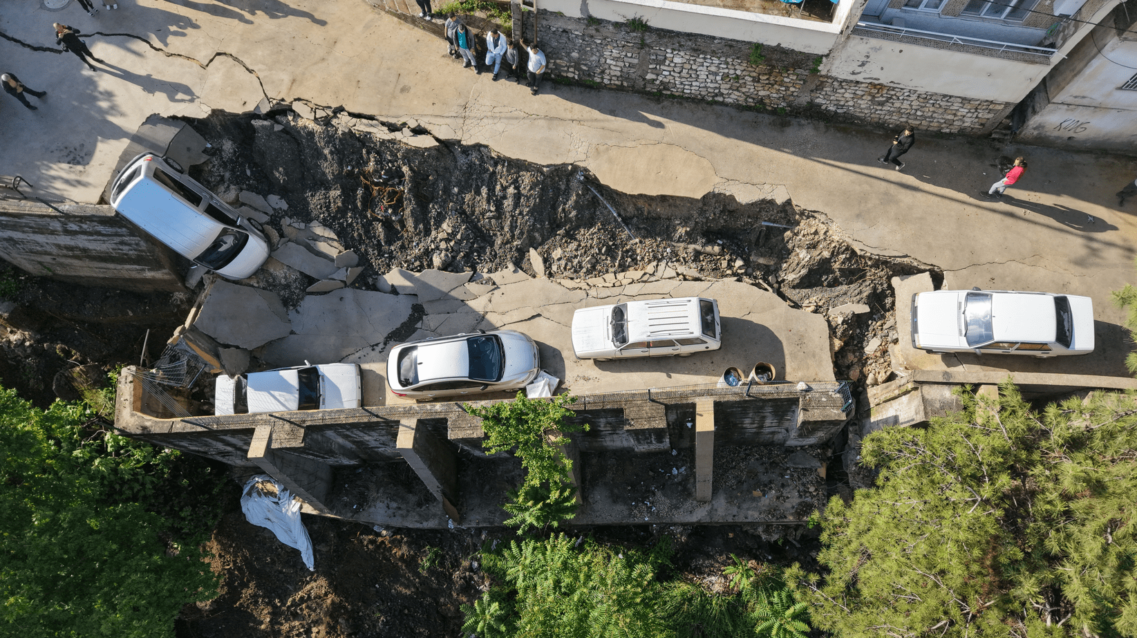 Şiddetli yağışın etkili olduğu Hatay'da 3 kişi hayatını kaybetti. Vali