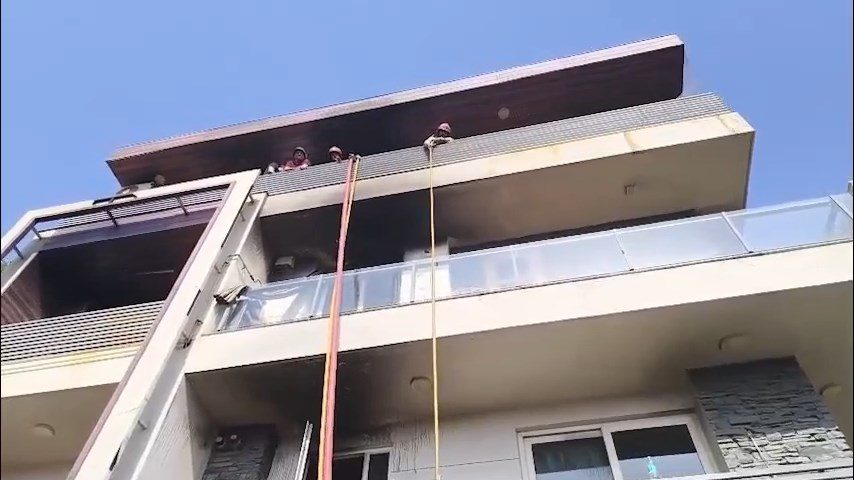 Hindistan'ın başkenti Yeni Delhi'de bir apartmanda çıkan yangında ilk belirlemelere