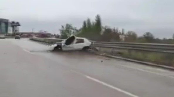 Amasya'da kaza yaşanan yolda gelen araçları yavaşlatmaya çalışan bir vatandaşın