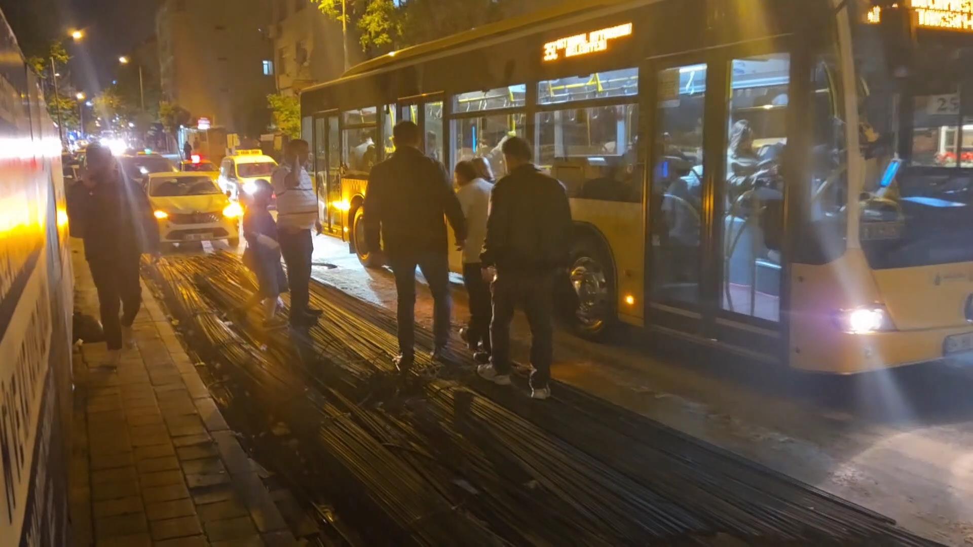 Fatih'te yol kenarında bulunan inşaat demirleri, seyir halindeki İETT otobüsün