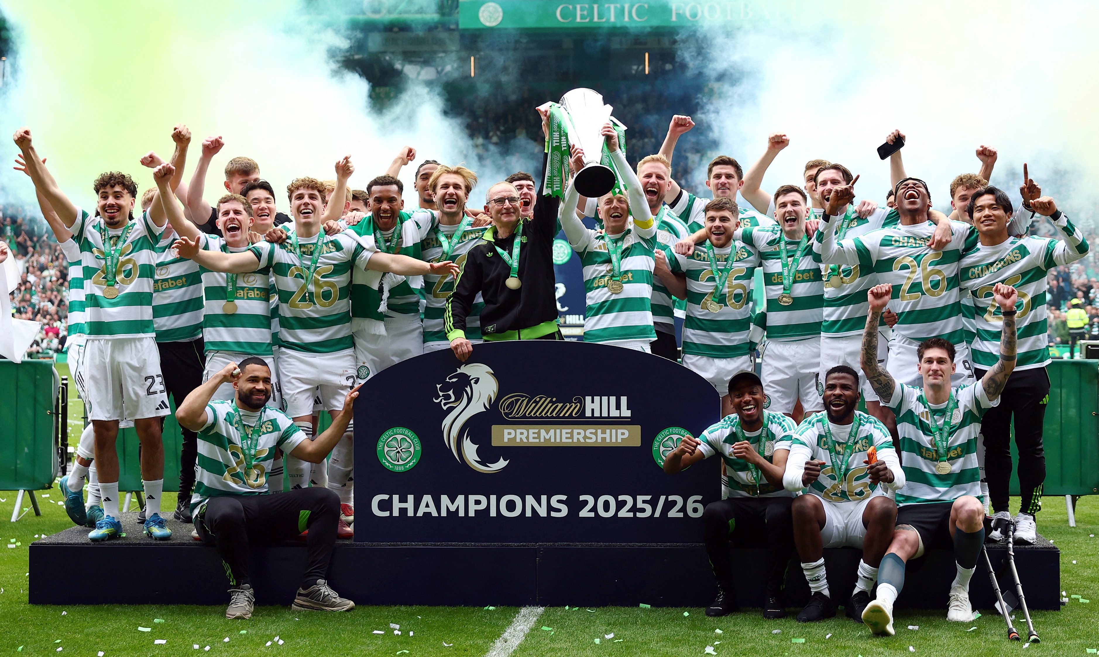 İskoçya Ligi'nde Şampiyon Celtic oldu. Son hafta maçında Hearts'i mağlup