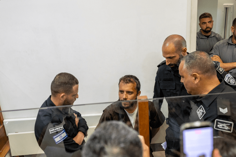 İsrail ordusunun Küresel Sumud Filosu'na baskında alıkoyduğu iki aktivist 12