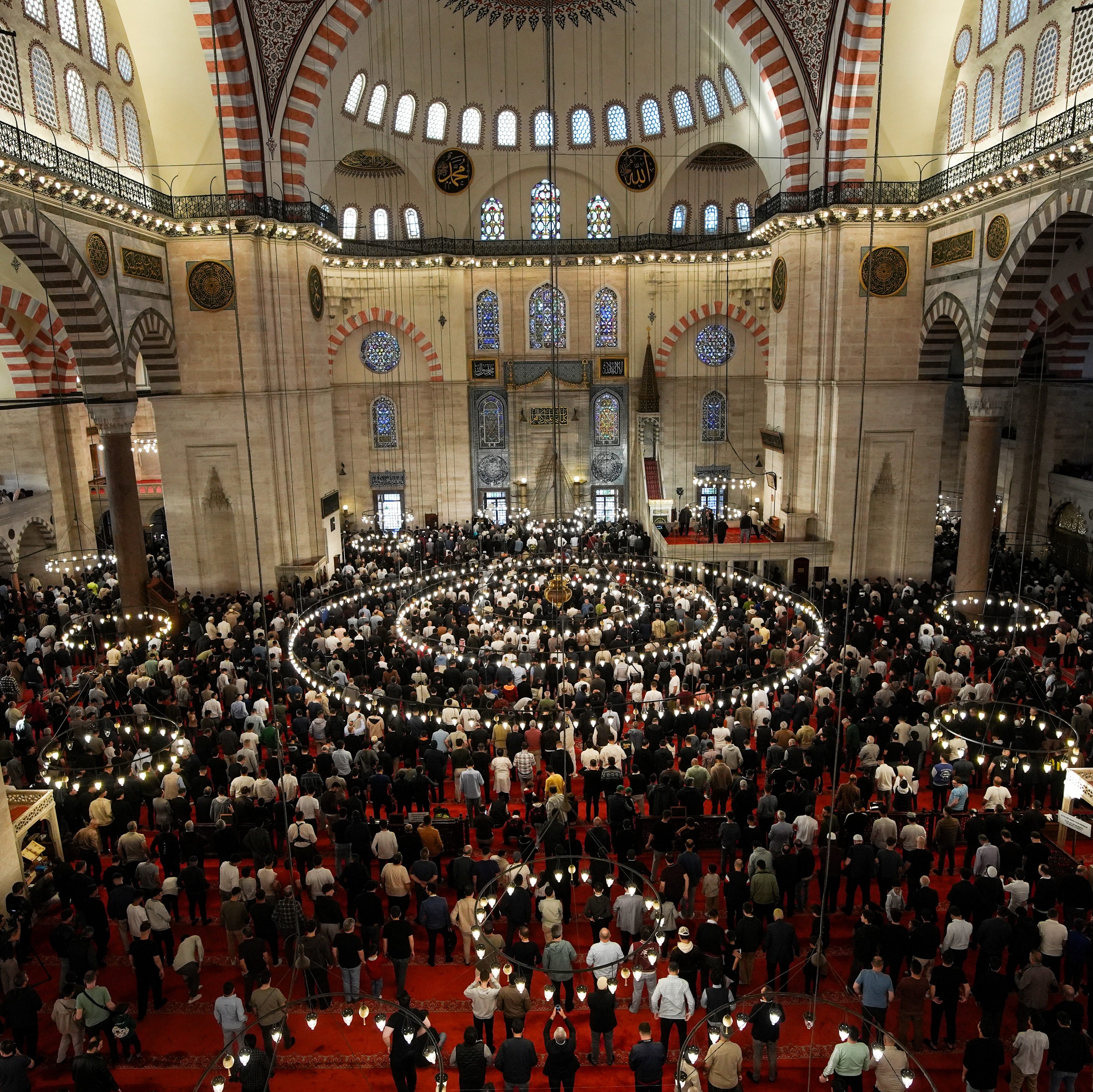 İstanbul'daki camilerde Kurban Bayramı namazı yoğun katılımla eda edildi.