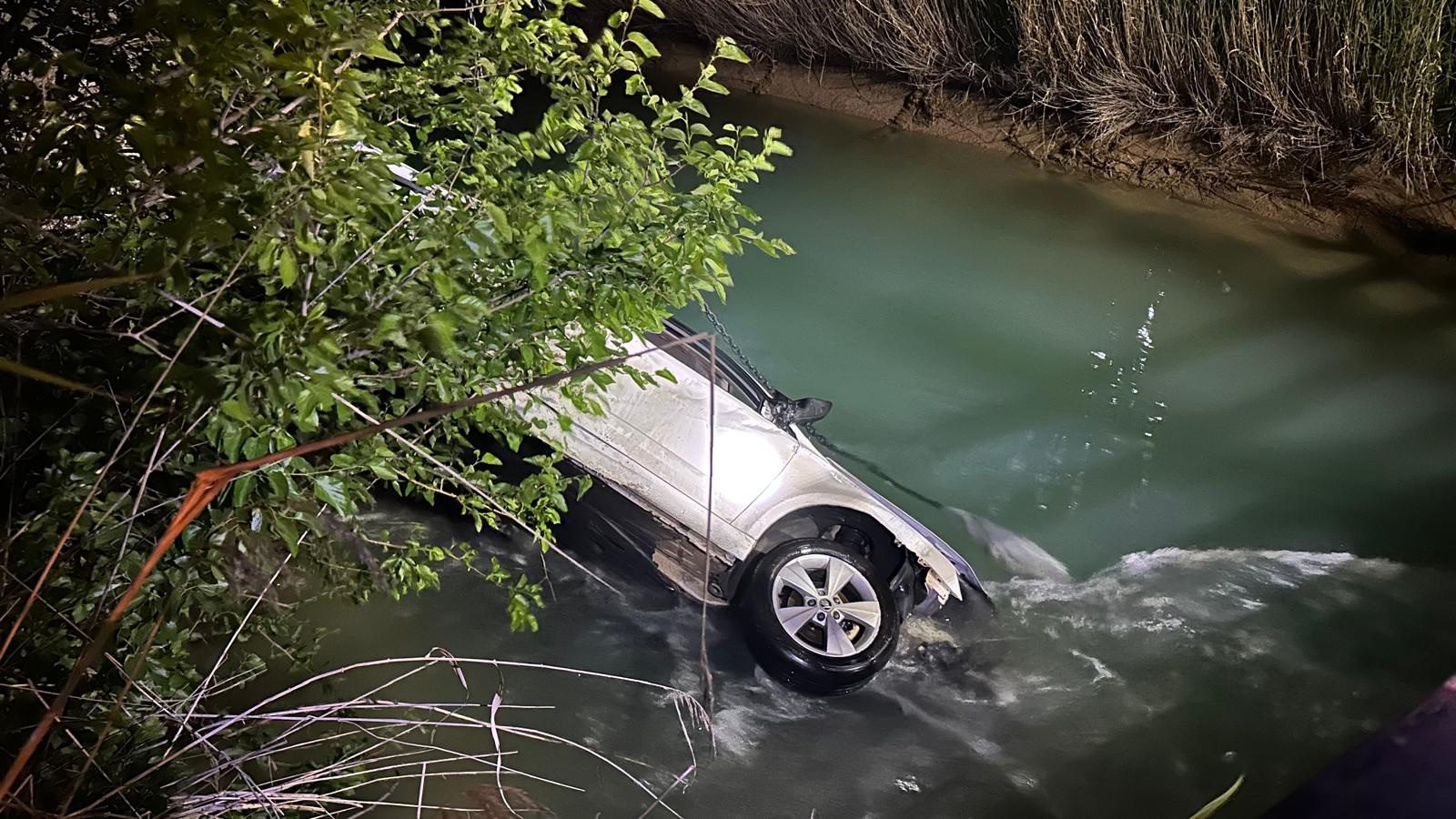 Şanlıurfa’da sürücüsünün kontrolünü kaybettiği otomobilin sulama kanalına devrilmesi sonucu yardım