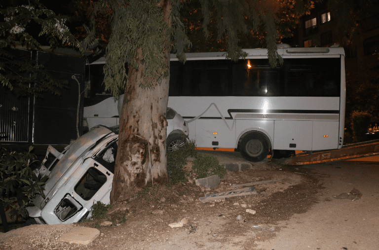Hatay'da refüjdeki direğe çarpıp karşı şeride geçen midibisün neden olduğu