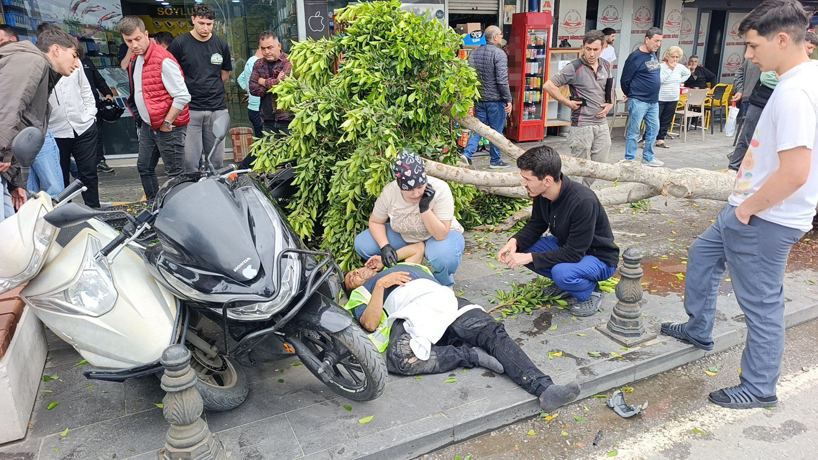 Antalya'da kırmızı ışık ihlali sonucu çarpışan araçlardan biri kontrolden çıkıp