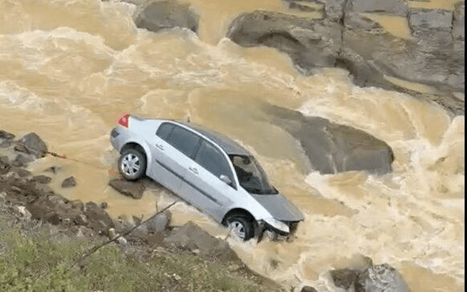 Düzce'nin Yığılca ilçesinde kontrolden çıkarak dereye uçan otomobilin sürücüsü yaralandı.